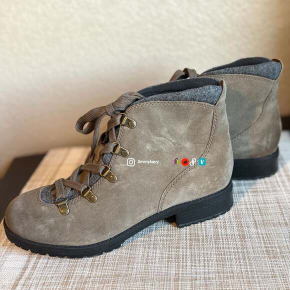 Clarks Faralyn Alpha Leather & Suede Lace Up Lug Sole Ankle Boots Women's Size 8 - Picture 1 of 3